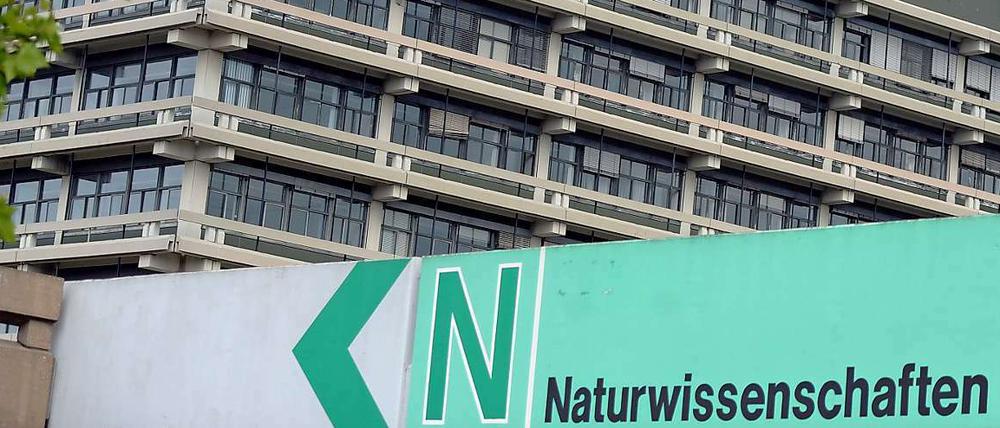 Nach Berichten des NDR und der "Süddeutschen Zeitung" sollen 22 deutsche Hochschulen und Forschungsinstitute in den vergangenen Jahren mehr als 10 MillionenDollar Forschungsgeld aus dem Haushalt des US-Verteidigungsministeriums erhalten haben. Auf der Liste stehen auch drei Universitäten ausNRW: Aachen, Bochum (Foto) und Wuppertal.