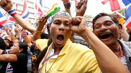 Protestierende vor dem Finanzministerium in Bangkok.