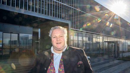 Der Jäger. Der gebürtige Sauerländer Frank Asbeck trägt gern Lodenjanker – auch am Dienstag beim Besuchs des Bosch-Werks. Foto: dpa