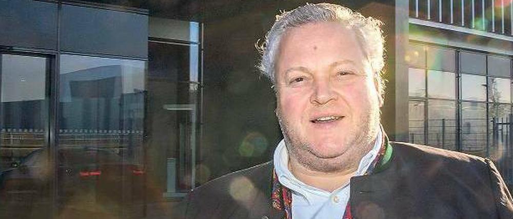 Der Jäger. Der gebürtige Sauerländer Frank Asbeck trägt gern Lodenjanker – auch am Dienstag beim Besuchs des Bosch-Werks. Foto: dpa