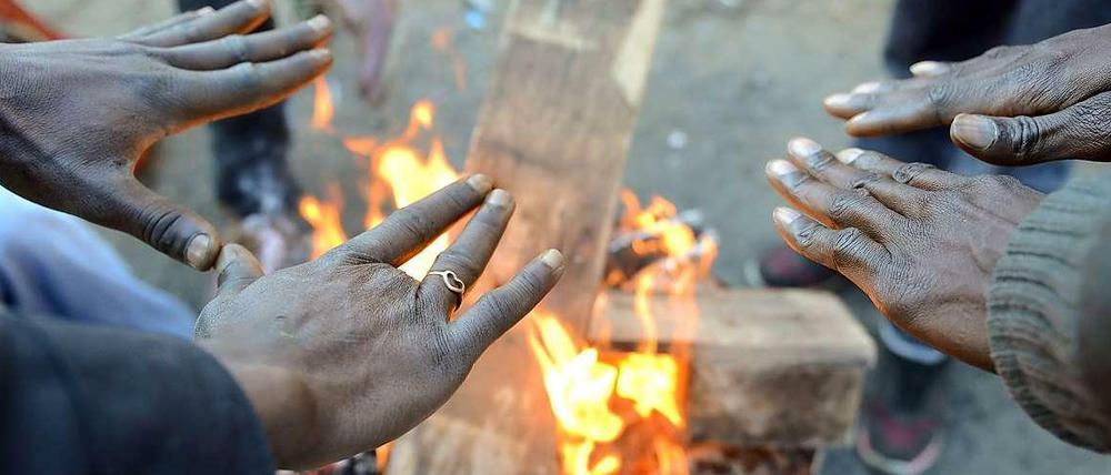 Wärmen am Protestfeuer. Eine Gruppe von Flüchtlingen will den Oranienplatz weiter besetzt halten.