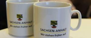 Kaffeebecher mit Slogan "Sachsen-Anhalt - wir stehen früher auf"