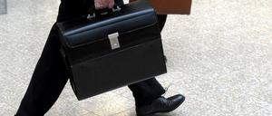 Topmanager verdienen im Schnitt das 53-Fache eines Durchschnittsverdieners - das wollen Union und SPD ändern.