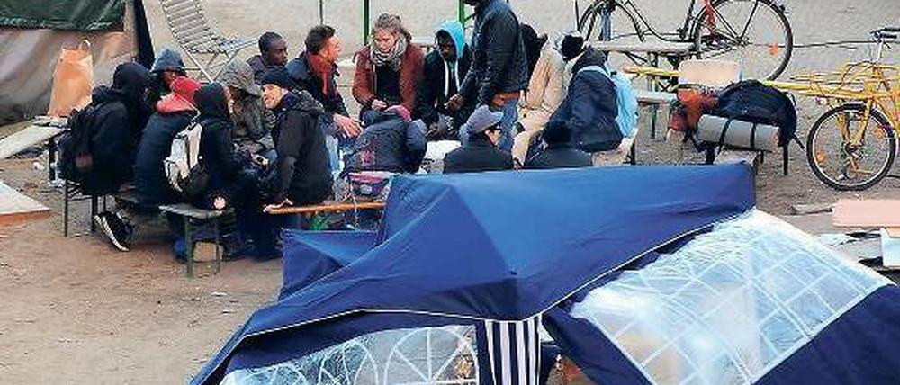 Weiter besetzt. Auf dem Kreuzberger Oranienplatz rücken Flüchtlinge und Unterstützer wieder zusammen. Foto: Britta Pedersen/dpa