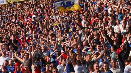 Die Fans von Cardiff City erleben wegen der neuen Vereinsfarben eine Identitätskrise