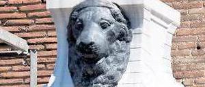 Archäologische Attraktion. Die in Bergama aufgestellte 8,5 Meter hohe Statue der löwenköpfigen Göttin Sachmet.