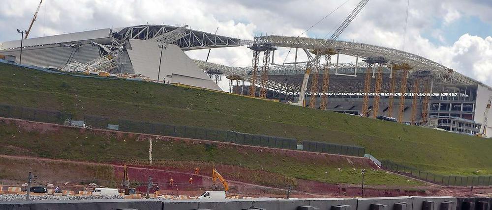 Bilder vom Unfallort in Sao Paulo, wo siebeneinhalb Monate vor dem WM-Eröffnungsspiel drei Menschen auf der Stadionbaustelle starben.