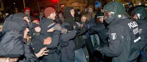 Bis zu 500 Menschen haben gegen die geplante Räumung des Areals protestiert.