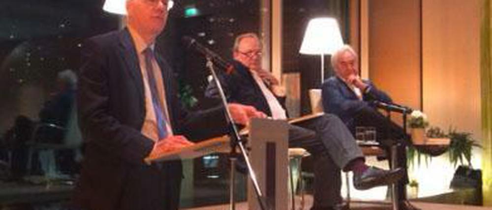 Bundestagspräsident Norbert Lammert würdigte Cees Nooteboom (rechts) in der Niederländischen Botschaft als großen Europäer. In der Mitte Joachim Sartorius, der das anschließende Gespräch führte.