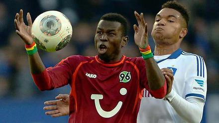 Was wird denn hier gespielt? Der Ball, Mame Diouf und Jonathan Tah.