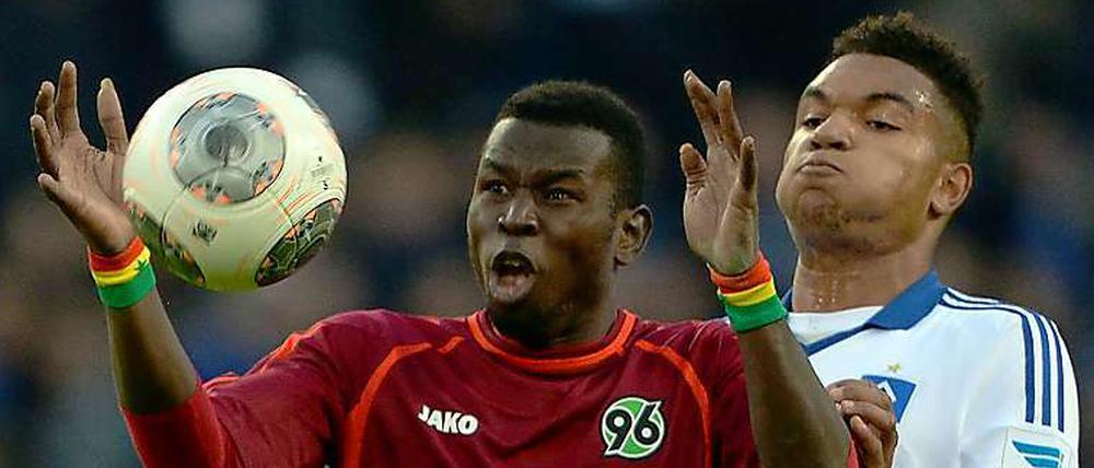Was wird denn hier gespielt? Der Ball, Mame Diouf und Jonathan Tah.