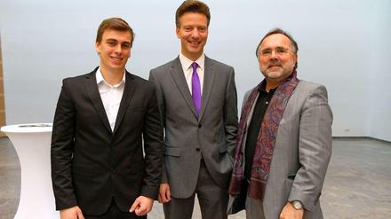 Lehrer Robert Rauh (Mitte) neben seinem ehemaligen Schüler Dustin Stadtkewitz (li.) und  seinem Schulleiter Detlef Schmidt-Ihnen (re.).