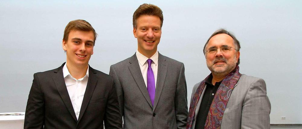 Lehrer Robert Rauh (Mitte) neben seinem ehemaligen Schüler Dustin Stadtkewitz (li.) und seinem Schulleiter Detlef Schmidt-Ihnen (re.).