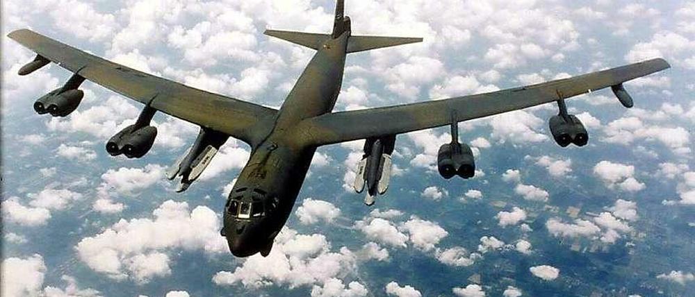 US-Bomber vom Typ B 52 überflogen eine Stunde lang das umstrittene Gebiet über dem ostchinesischen Meer.