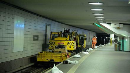 Das ist der Bodo mit dem Bagger und der ... ach, lassen wir das. Die Arbeiten gehen gut voran.