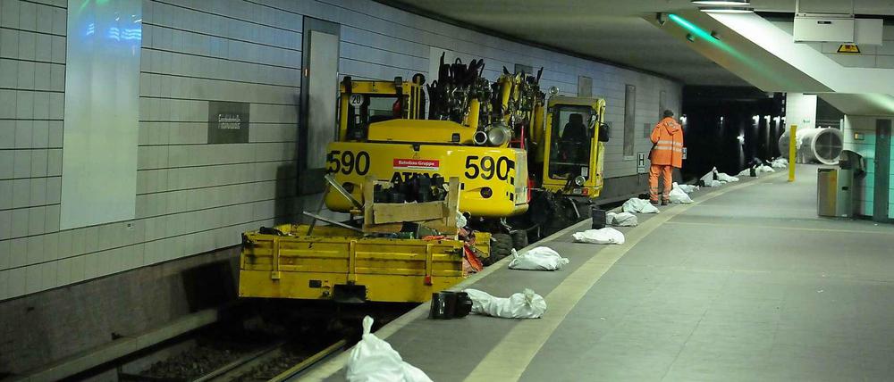 Das ist der Bodo mit dem Bagger und der ... ach, lassen wir das. Die Arbeiten gehen gut voran.