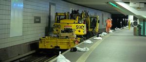 Das ist der Bodo mit dem Bagger und der ... ach, lassen wir das. Die Arbeiten gehen gut voran.