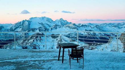 Gleich lugt die Sonne hervor. Im Morgengrauen ist es eisig kalt auf der Terrasse, sogar die Krähen schlafen noch.