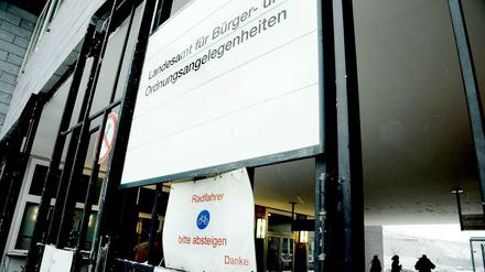 Alles klar? „Landesamt für Bürger- und Ordnungsangelegenheiten“ steht auf dem Schild. Hier suchen Menschen die „Ausländerbehörde“.