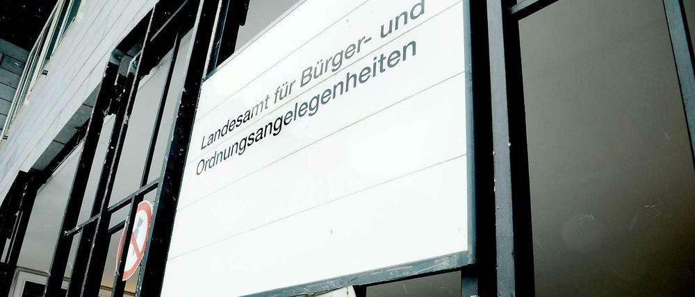 Alles klar? „Landesamt für Bürger- und Ordnungsangelegenheiten“ steht auf dem Schild. Hier suchen Menschen die „Ausländerbehörde“.