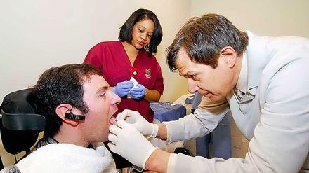 Patient bekommt Zungenpiercing, um seinen Rollstuhl zu lenken.