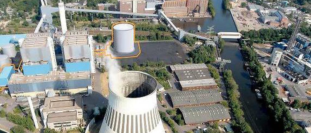 Hinter den großen Türmen des Kraftwerks Reuter entsteht ein 44 Meter hoher Fernwärmespeicher, wie in der Simulation zu erkennen ist.