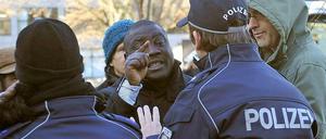 Hin und zurück: Flüchtlinge vom Oranienplatz streiten sich mit Polizisten
