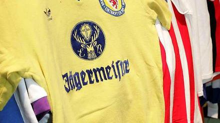 Den Anfang machte vor 40 Jahren Eintracht Braunschweig (Im Bild: Retrotrikot) mit dem Jägermeister-Schriftzug auf der Brust.