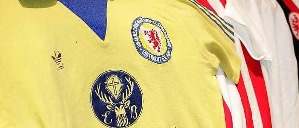 Den Anfang machte vor 40 Jahren Eintracht Braunschweig (Im Bild: Retrotrikot) mit dem Jägermeister-Schriftzug auf der Brust.