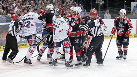 Immer feste druff. Beim 1:3 in Köln hielten die Eisbären zumindest im Infight gut dagegen.