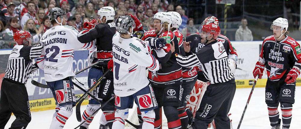 Immer feste druff. Beim 1:3 in Köln hielten die Eisbären zumindest im Infight gut dagegen.