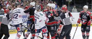 Immer feste druff. Beim 1:3 in Köln hielten die Eisbären zumindest im Infight gut dagegen.