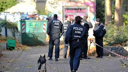 Die Polizei auf dem ehemaligen Schulgelände nach der gewalttätigen Auseinandersetzung am 14. November.