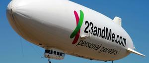 Zeppelin mit 23andMe-Werbung