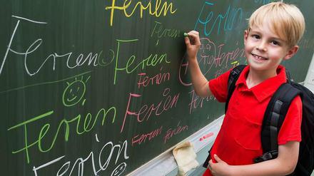 Und müsste der Junge nicht ganz oft das schöne Wort an die Tafel schreiben, dann hätte er noch viel länger: Ferien.