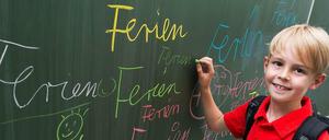 Und müsste der Junge nicht ganz oft das schöne Wort an die Tafel schreiben, dann hätte er noch viel länger: Ferien.