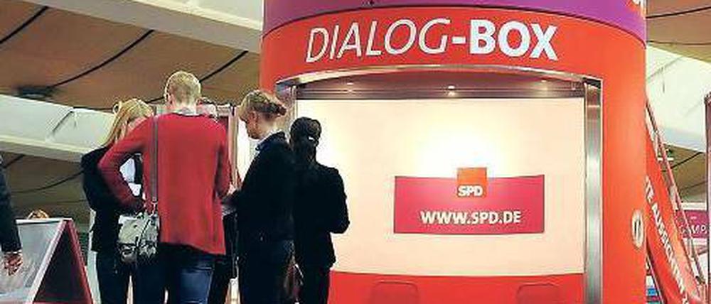Volksbefragung. Die „Dialog-Box“ der SPD im Bundestagswahlkampf. Foto: dpa