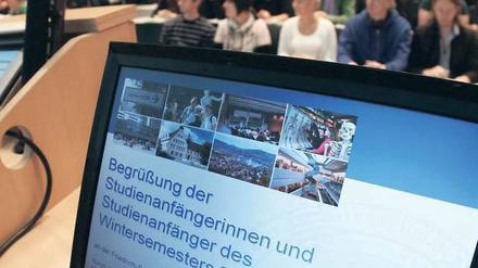 Ein Laptop wird im Hörsaal einer Universität eingesetzt.