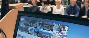 Ein Laptop wird im Hörsaal einer Universität eingesetzt.