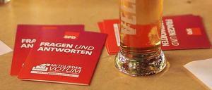 Bierchen und Heftchen: Eine Infobroschüre informiert bei einem SPD-Stammtisch über das Votum