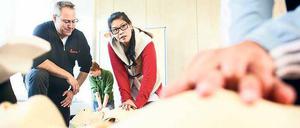 Rauf da. Ein Erwachsener atmet nicht mehr? Sofort mit der Herzdruckmassage beginnen. Zuerst den Kopf in den Nacken überstrecken, dann dreißig Mal kräftig pressen, zum Takt von „Stayin’ alive“, also circa dreimal pro zwei Sekunden – so wie hier die Johanniter. Dann zweimal Atem spenden und wieder pressen. Kinder fünfmal beatmen, dann mit einer Hand sanfter drücken.