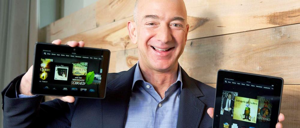 Amazon-Chef Jeff Bezos mit Kindle-Readern