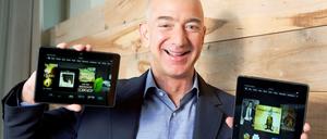 Amazon-Chef Jeff Bezos mit Kindle-Readern