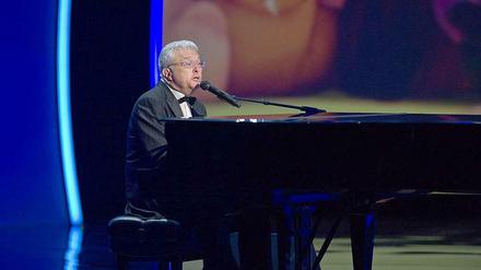 Randy Newman am Flügel.