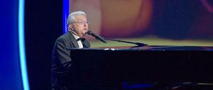 Randy Newman am Flügel.