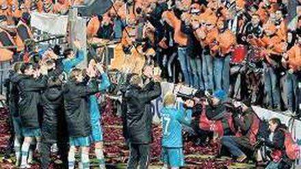 Fan-Meilen. 12 000 mitgereiste Frankfurter feierten die Eintracht in Bordeaux. Foto: dpa