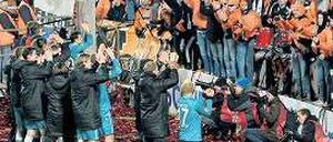 Fan-Meilen. 12 000 mitgereiste Frankfurter feierten die Eintracht in Bordeaux. Foto: dpa