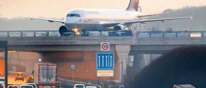 Zu eng: Die Flughafengesellschaft will ein drittes Terminal bauen, die Arbeiten sollen 2015 beginnen. Foto: Boris Roessler/dpa