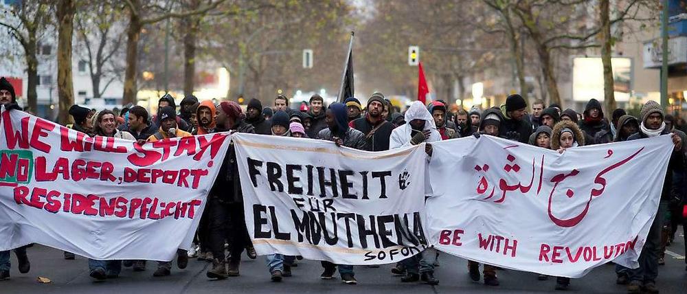 Demonstranten gingen am Mittwoch in Berlin für die Forderungen der Flüchtlinge vom Kreuzberger Flüchtlingscamp auf die Straße. Die Unterstützer und Sympathisanten der Flüchtlingsgruppen vom Oranienplatz haben erneut für eine andere Asylpolitik demonstriert.