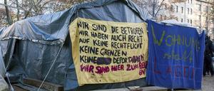 Seit Herbst letzten Jahres gibt es das Camp auf dem Oranienplatz in Kreuzberg. Zwar wurden kürzlich neue Flüchtlingsunterkünfte bereitgestellt, aber sofort nach dem Umzug waren neue Bewohner in den Zelten. 